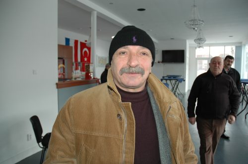 002-opening-ontmoet-centrum-Esref-Atik-midden-Hasan-Guney-achter-Erkin-Sen