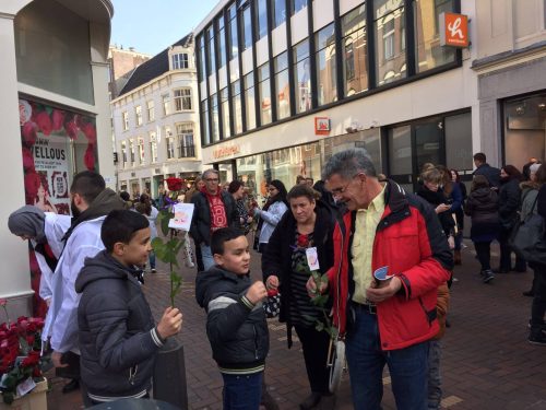 042-Stichting-Fatih uitdelen-rozen-Haarlemmerstraat-2016