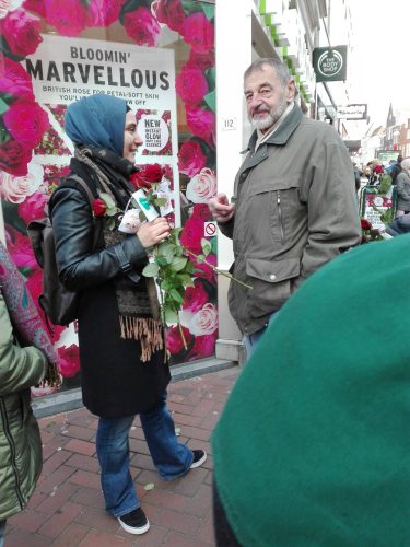 043-Stichting-Fatih uitdelen-rozen-Haarlemmerstraat-2016