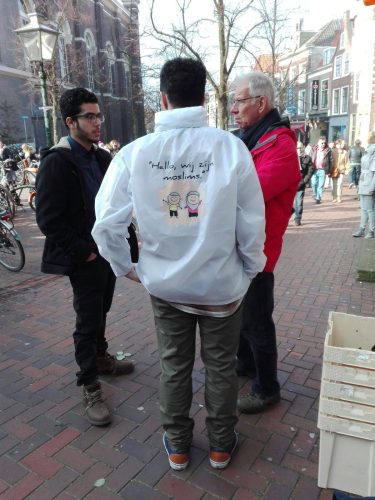 044-Stichting-Fatih uitdelen-rozen-Haarlemmerstraat-2016