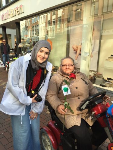 045-Stichting-Fatih uitdelen-rozen-Haarlemmerstraat-2016