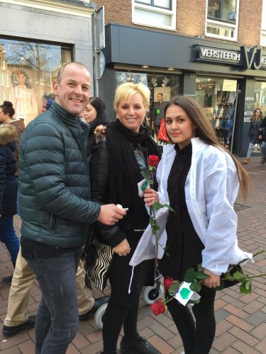 046-Stichting-Fatih uitdelen-rozen-Haarlemmerstraat-2016