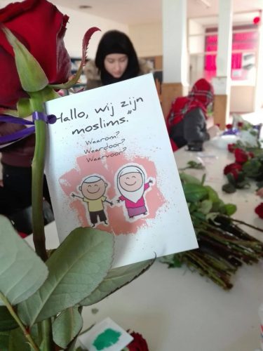 047-Stichting-Fatih uitdelen-rozen-Haarlemmerstraat-2016