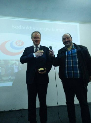 068-Stichting-Fatih Omalief-activiteit-vlnr-burgemeester-Henri-Lenferink-Mustafa-Kus-2015