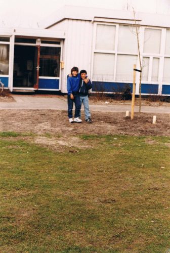 1985-Leiderdorp-de-1e-gebouw-van-Turkse-moskee-Mimar-Sinan-vlnr-Alper-Sen-XXXX-scaled