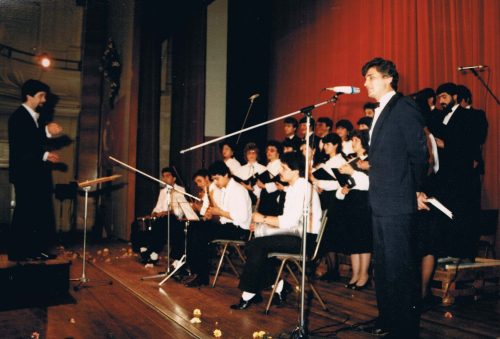1990-Turks-culturele-vereniging-koor-Turks-klassieke-muziek-solo-optreden-Remzi-Sen-scaled