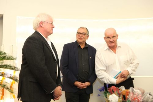 20181206-Lancering-het-boek-Leiden-en-de-Verheven-Porte Vestwal-2-4-Leiden-vlnr-Arnoud-Vrolijk-Cor-Smit-Aart-van-Bochove-scaled (1)