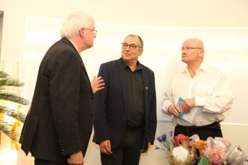 20181206-Lancering-het-boek-Leiden-en-de-Verheven-Porte Vestwal-2-4-Leiden-vlnr-Arnoud-Vrolijk-Cor-smit-Aart-van-Bochove.1-scaled (1)