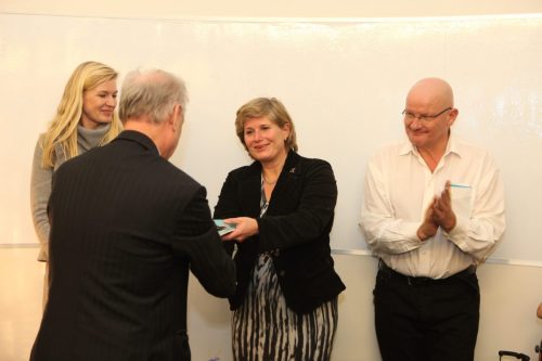 20181206-Lancering-het-boek-Leiden-en-de-Verheven-Porte Vestwal-2-4-Leiden-vlnr-Nico-van-Jaarsveld-Roos-Ouwehand-Y.-van-Delft-Aart-van-Bochove-scaled (1)