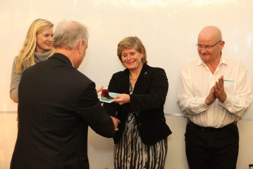 20181206-Lancering-het-boek-Leiden-en-de-Verheven-Porte Vestwal-2-4-Leiden-vlnr-Nico-van-Jaarsveld-Roos-Ouwehand-Y.van-Delft-Aart-van-Bochove.1-scaled