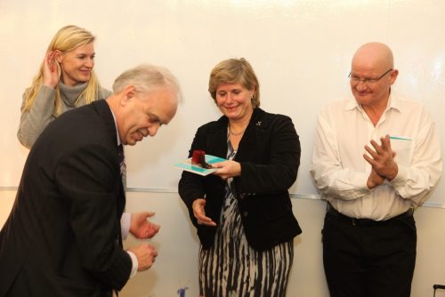 20181206-Lancering-het-boek-Leiden-en-de-Verheven-Porte Vestwal-2-4-Leiden-vlnr-Nico-van-Jaarsveld-Roos-Ouwehand-Y.van-Delft-Aart-van-Bochove.2-scaled