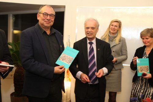 20181206-Lancering-het-boek-Leiden-en-de-Verheven-Porte vlnr-Cor-Smit-Nico-van-Jaarsveld-Roos-Ouwehand-Y.van-Delft-scaled (1)