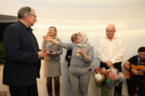 20181206-Lancering-het-boek-Leiden-en-de-Verheven-Porte vlnr-Cor-Smit-Roos-Ouwehand-Emine-Guney-Aart-van-Bochove-Yusuf-Meral-scaled (1)