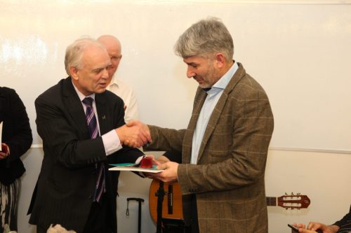 20181206-Lancering-het-boek-Leiden-en-de-Verheven-Porte vlnr-Nico-van-Jaarsveld-Goksel-Aribas-scaled (1)