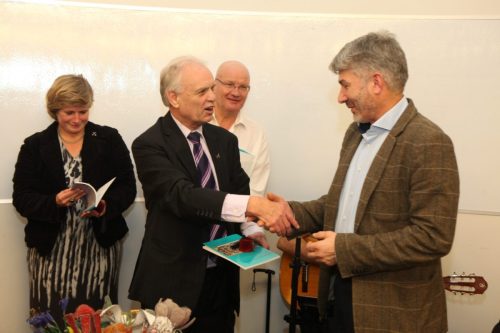 20181206-Lancering-het-boek-Leiden-en-de-Verheven-Porte vlnr-Y.van-Delft-N.-van-Jaarsveld-Aart-van-Bochove-Goksel-Aribas-scaled (1)