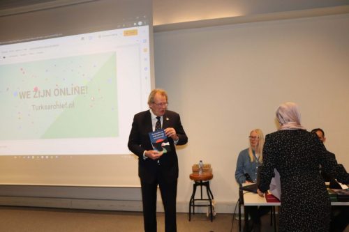 20220315-CvdK-ontvangt-het-boek-Hard-werken-en-altijd-onderweg-scaled