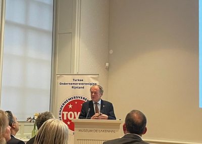 20221130-TOVER syposium-de-Lakenhal-10-400x284 (1)