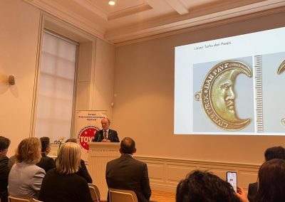 20221130-TOVER syposium-de-Lakenhal-11-400x284 (1)