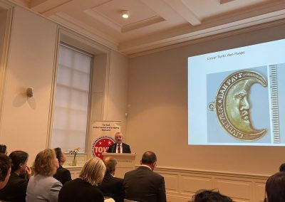 20221130-TOVER syposium-de-Lakenhal-13-400x284 (1)