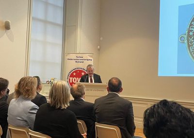 20221130-TOVER syposium-de-Lakenhal-14-400x284 (1)