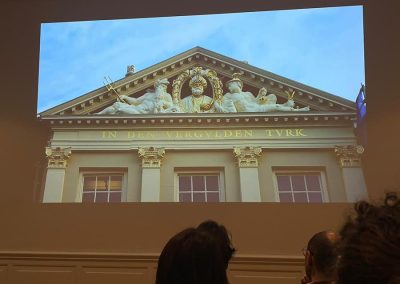 20221130-TOVER syposium-de-Lakenhal-6-400x284 (1)