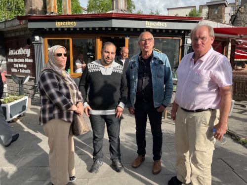 20230526-Reis-naar-Erzurum-burgerontmoeting-vlnr-E.-Guney-eigenaar-restaurant-C.-Smit-A.-van-Bochove