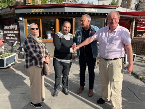 20230526-Reis-naar-Erzurum-burgerontmoeting-vlnr-E.-Guney-eigenaar-restaurant-C.-Smit-A.-van-Bochove1