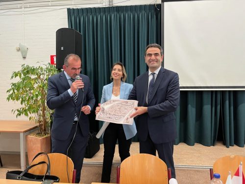 20230629-TOVER-vlnr-Durmus-Dogan-consul-generaal-Sevgi-Kisacik-ambassadeur-Selcuk-Unal-cadeau-presentatie-1