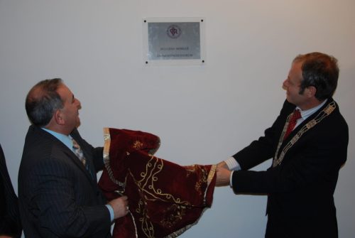 258-Onthulling-naam-Ontmoeting-centrum-door-burgemeester-Henri-Lenferink-Zekeriya-Acikalin-scaled