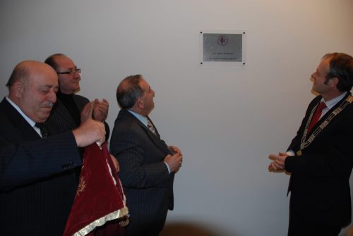 266-Onthulling-naam-Ontmoeting-centrum-bewonderd-door-burgemeester-Henri-Lenferink-Zekeriya-Acikalin-scaled