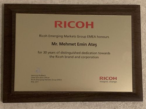 M.-Emin-Ates Plakette-ter-gelegenheid-van-30-jarig-jubileum-scaled