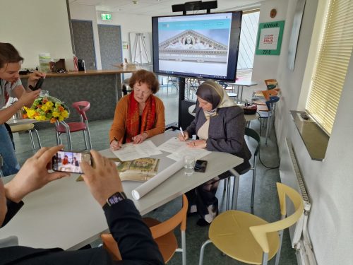 v.l.n.r.-Ariela-Netiv-Emine-Guney-ondertekening-Bruikleen-ovk